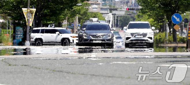 무더운 날씨가 이어진 11일 전북 전주시 효자로에 아지랑이가 피어오르고 있다. 2025.6.11/뉴스1 ⓒ News1 유경석 기자