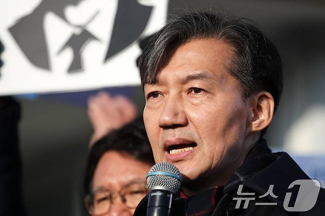 자녀 입시 비리와 청와대 감찰 무마 혐의로 대법원으로부터 징역 2년 실형을 확정 받은 조국 전 조국혁신당 대표가 지난해 12월 16일 오전 경기도 의왕시 서울 구치소로 수감되기 전 입장을 밝히고 있다.. 조 전 대표의 만기 출소 예정일은 오는 2026년 12월 15일이다. 2024.12.16/뉴스1 ⓒ News1 이승배 기자
