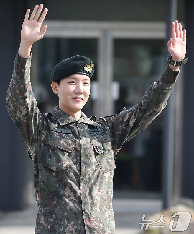 방탄소년단(BTS) 제이홉(30)이 17일 강원도 원주시에 위치한 육군 제36보병사단 백호 신병교육대에서 육군 현역으로 군 복무를 마친 뒤 인사를 하고 있다. 제이홉은 지난해 4월 입대해 육군 제36보병사단 백호 신병교육대에서 조교로 복무해왔다. 2024.10.17/뉴스1 ⓒ News1 권현진 기자