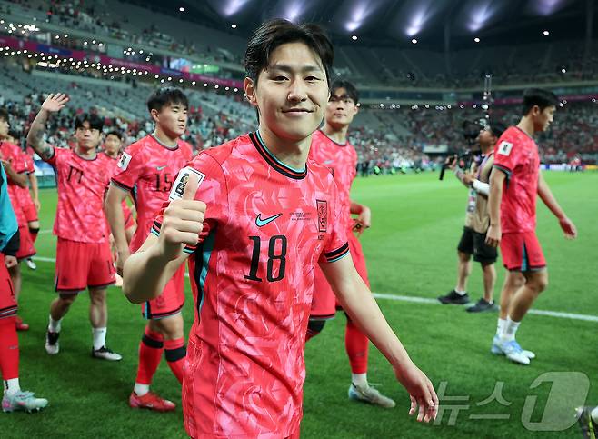대한민국 축구 국가대표팀 이강인이 10일 서울월드컵경기장에서 쿠웨이트와의 2026 북중미 월드컵 아시아 3차 예선 최종전에서 승리한 뒤 열린 11회 연속 월드컵 본선 진출 축하 행사에서 카메라를 보며 미소를 짓고 있다.2025.6.10/뉴스1 ⓒ News1 김진환 기자