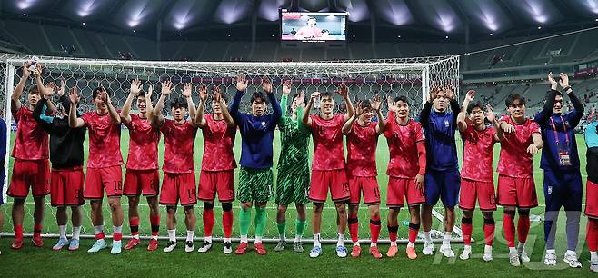 대한민국 축구 국가대표팀 선수들이 10일 서울월드컵경기장에서 쿠웨이트와의 2026 북중미 월드컵 아시아 3차 예선 최종전에서 승리한 뒤 열린 11회 연속 월드컵 본선 진출 축하 행사에서 팬들과 함께 기념 촬영을 하고 있다.2025.6.10/뉴스1 ⓒ News1 김진환 기자