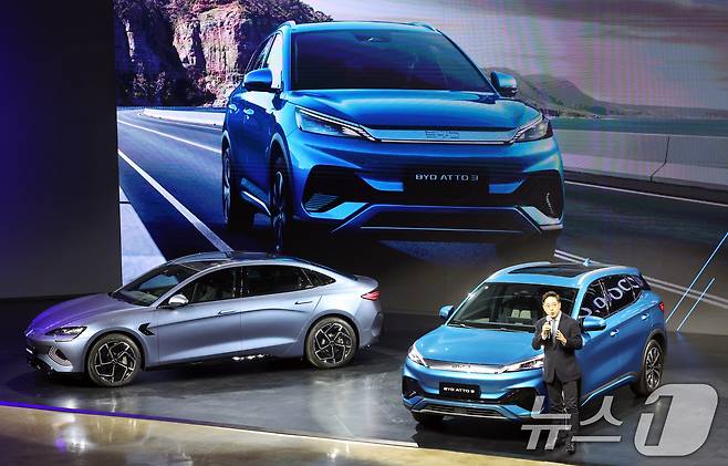지난 1월 인천 중구 상상플랫폼에서 열린 BYD 승용 브랜드 런칭 미디어 쇼케이스에서 조인철 BYD 코리아 승용부문 대표가 아토3(ATTO3)차량을 소개하고 있는 모습<자료사진>. 2025.1.16/뉴스1 ⓒ News1 김명섭 기자