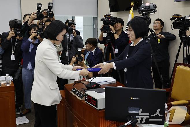 이진숙 방송통신위원회 위원장이 2024년 10월 7일 오후 서울 여의도 국회 과학기술정보방송통신위원회에서 열린 방송통신위원회·방송통신사무소·시청자미디어재단·한국방송광고진흥공사 국정감사에서 최민희 위원장에게 선서문을 제출하고 있다. 2024.10.7/뉴스1 ⓒ News1 안은나 기자