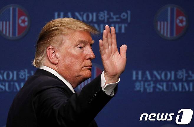 도널드 트럼프 미국 대통령이 2019년 2월 28일(현지시간) 하노이 메리어트 호텔에서2차 북미정상회담 결렬 관련 기자회견 후 회견장을 떠나고 있다. 트럼프 대통령은 이날 “김정은 위원장과 인상적인 이틀을 보냈으나 다른 길 택해야 할때도 있다”며 “여러가지 옵션이 있었으나 하지 않기로 했다”고 밝혔다. 이어 트럼프 대통령은 “북한이 비핵화 의지를 보이고 있기 때문에 시간이 해결해 줄 것”이라며 “북한과 좋은 친구관계를 유지할 것”이라고 말했다. ⓒ 로이터=뉴스1 ⓒ News1 우동명 기자