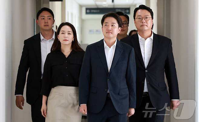 지난 5월 21일 이준석 개혁신당 대통령 후보와 천하람 상임선거대책위원장, 이주영 공동선대위원장(왼쪽)이 경기 성남시 성남의료원에서 한호성 병원장과의 면담을 위해 이동하고 있다. 2025.5.21/뉴스1 ⓒ News1 김진환 기자