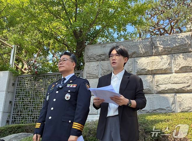 백해룡 서울 강서경찰서 화곡지구대장(왼쪽·전 서울 영등포경찰서 형사과장·경정)이 12일 오전 서울 서초구 대검찰청 앞에서 기자회견을 열고 '세관 마약 밀수 의혹 합동수사팀'에서 진행하는 수사를 비판하며 일절 협조하지 않겠다고 밝혔다. 2025.6.12./ⓒ 뉴스1 김기성 기자