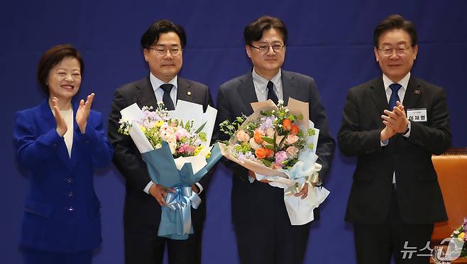 박찬대 신임 원내대표가 3일 오전 서울 여의도 국회 의원회관에서 열린 '제22대 국회 더불어민주당 제1기 원내대표 선출 당선자 총회'에서 꽃다발을 들고 기념촬영을 하고 있다. 왼쪽부터 진선미 민주당 선거관리위원장, 박 신임 원내대표, 홍익표 전 원내대표, 이재명 대표. 2024.5.3/뉴스1 ⓒ News1 임세영 기자