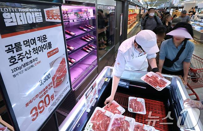 호주산 소고기 단 하루 특가 행사가 열린 12일 오전 서울 중구 한강대로 롯데마트 제타플렉스 서울역점을 찾은 고객들이 990원 척아이롤을 구입하고 있다. 2025.6.12/뉴스1 ⓒ News1 박정호 기자