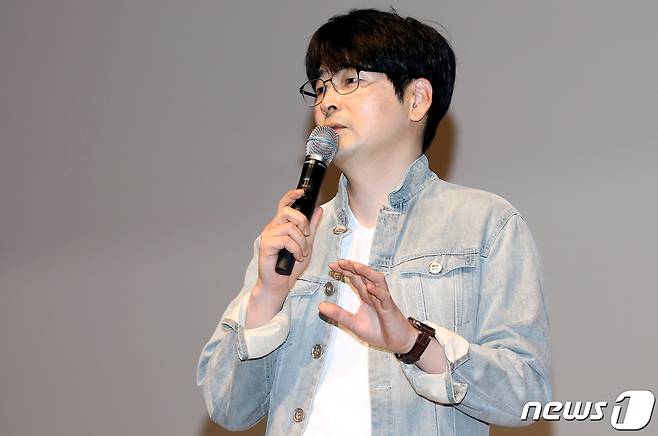 탁현민 대통령 행사기획 자문위원이 15일 오후 제주대학교 아라뮤즈홀에서 제주대 학생들을 대상으로 '기획의 힘, 상상력의 힘'을 주제로 강연을 하고 있다.2019.5.15/뉴스1 ⓒ News1 오미란 기자