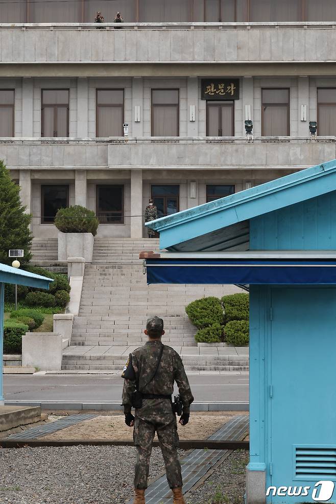군사분계선 판문점 남북 군인 근무 모습