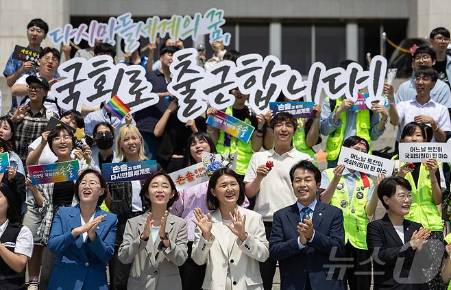 위성락 국가안보실장과 강유정 대통령실 대변인의 사퇴로 공석이 된 비례대표 국회의원직을 승계한 손솔 의원이 12일 오전 서울 여의도에서 국회 본청 계단에서 '다시 만난 세계' 노래를 부르고 있다. 2025.6.12/뉴스1 ⓒ News1 이재명 기자