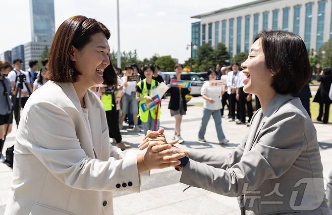 위성락 국가안보실장과 강유정 대통령실 대변인의 사퇴로 공석이 된 비례대표 국회의원직을 승계한 손솔 의원이 12일 오전 서울 여의도에서 국회 본청 계단에서 김재연 상임대표와 기뻐하고 있다. 2025.6.12/뉴스1 ⓒ News1 이재명 기자