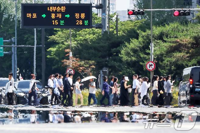 서울 지역 낮 최고기온이 31도까지 올라 초여름 더위가 찾아온 12일 서울 영등포구 여의도 여의대로 일대 뜨겁게 달궈진 아스팔트 위로 아지랑이가 피어오르고 있다. 2025.6.12/뉴스1 ⓒ News1 민경석 기자