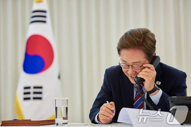 이재명 대통령이 6일 한남동 관저에서 도널드 트럼프 미국 대통령과 전화 통화를 하고 있다. (대통령실 제공. 재판매 및 DB 금지) 2025.6.6/뉴스1 ⓒ News1 허경 기자