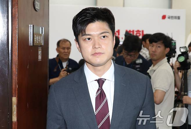 김용태 국민의힘 비상대책위원장이 12일 오전 서울 여의도 국회에서 '검찰해체 4법'과 관련해 입장을 밝히는 기자회견을 마친뒤 이동하고 있다. 지난 11일 더불어민주당은 검찰청 폐지와 권한 분리를 골자로 한 4개 법안을 발의했다. 2025.6.12/뉴스1 ⓒ News1 이광호 기자