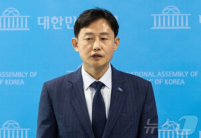 윤재관 조국혁신당 대변인이 12일 오후 서울 여의도 국회 소통관에서 특검 후보 추천 관련 브리핑을 하고 있다.  2025.6.12/뉴스1 ⓒ News1 이재명 기자