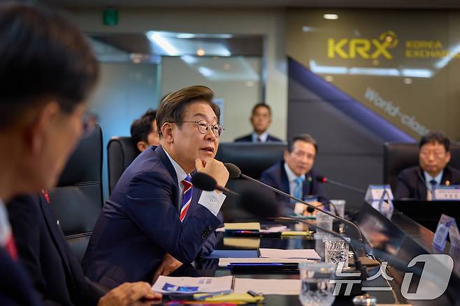 이재명 대통령이 11일 서울 영등포구 한국거래소 시장감시위원회를 방문해 브리핑을 듣고 있다. (이재명 대통령 SNS. 재판매 및 DB 금지) 2025.6.12/뉴스1 ⓒ News1 박지혜 기자