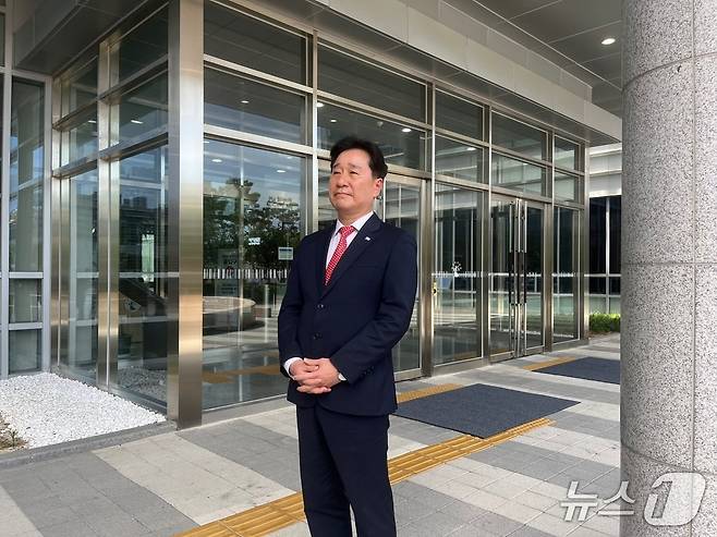 지난 5일 오후 부산지법 서부지원 앞에서 김형찬 강서구청장이 선고에 대한 의견을 말하고 있다.2025.6.5/뉴스1 ⓒ News1 장광일 기자