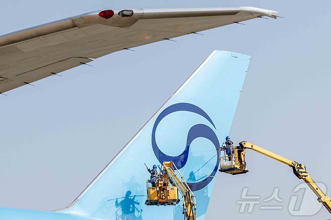 지난 4월 24일 오전 인천 중구 인천국제공항 대한항공 격납고에서 직원들이 봄을 맞아 항공기 동체를 세척하고 있는 모습. 이날 세척한 항공기는 보잉 777-300ER 기종으로 대한항공의 새 도장이 적용된 기체다<자료사진>. (공동취재) ⓒ News1 장수영 기자
