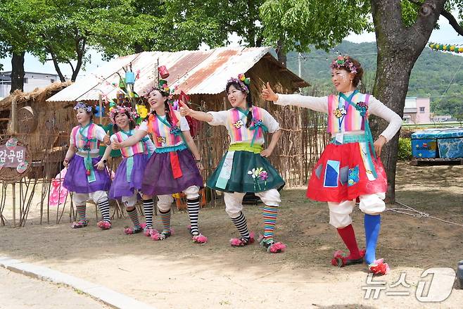 품바 사진 촬영 모습.(음성군 제공. 재판매 및 DB금지)/뉴스1