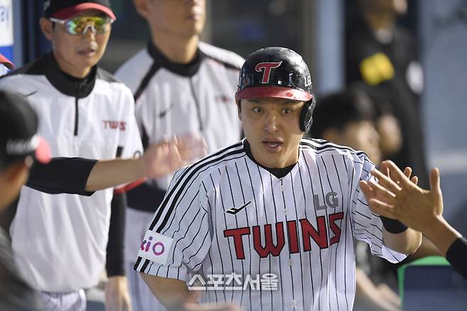 LG 박동원이 12일 서울 잠실구장에서 열린 2025 KBO리그 SSG와 경기 5회말 2사2루 이주헌의 내야땅볼 때 상대 실책을 틈 타 홈을 밟은 후 동료들과 하이파이브를 하고 있다. 잠실 | 최승섭기자 thunder@sportsseoul.com