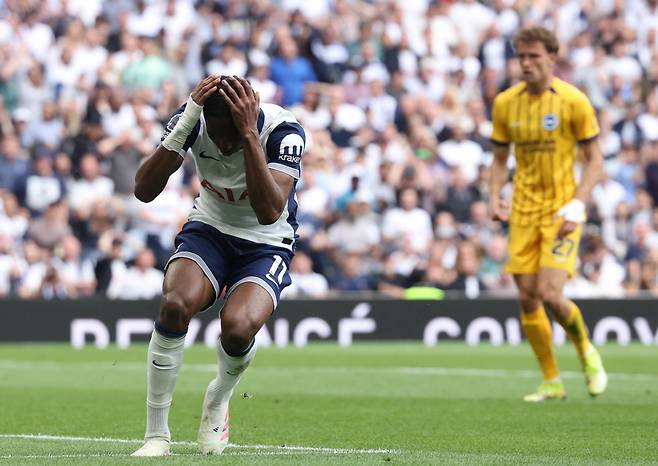 epa12134386 Mathys Tel of Tottenham (L) reaches after fails to make a successful attempt on goal during the English Premier League match between Tottenham Hotspur vs Brighton & Hove Albion in London, Britain, 25 May 2025.  EPA/NEIL HALL EDITORIAL USE ONLY. No use with unauthorized audio, video, data, fixture lists, club/league logos, 'live' services or NFTs. Online in-match use limited to 120 images, no video emulation. No use in betting, games or single club/league/player publications.







<저작권자(c) 연합뉴스, 무단 전재-재배포, AI 학습 및 활용 금지>