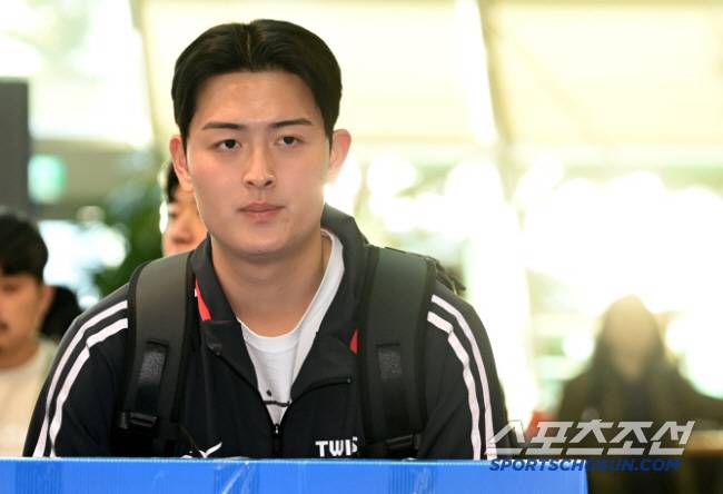 LG 트윈스 선수단이 23일 인천공항을 통해 전지훈련지인 미국 애리조나로 출국했다. 허용주가 출국장으로 들어서고 있다. 인천공항=허상욱 기자 wook@sportschosun.com/2025.01.23/