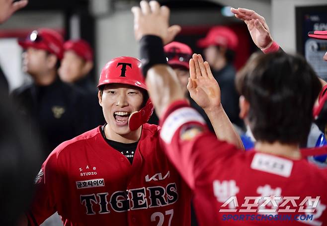 동료들의 축하를 받고 있는 김호령.