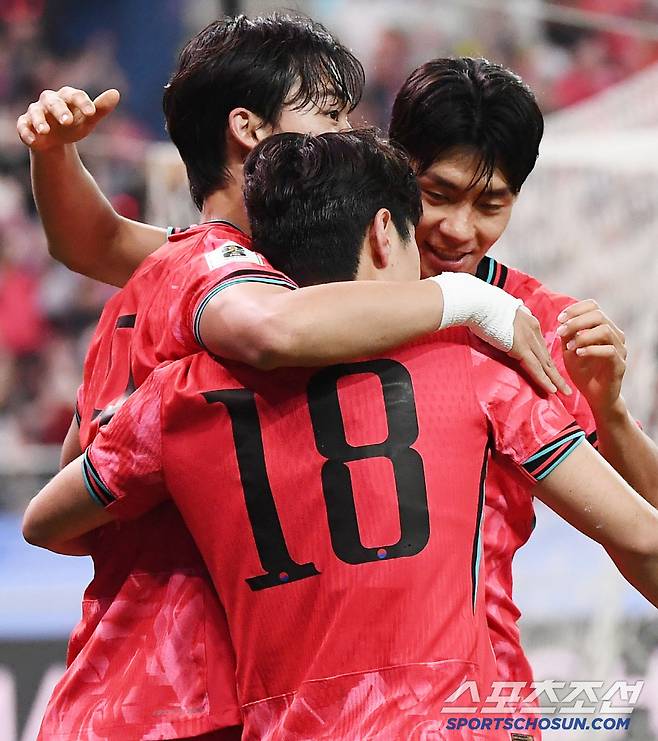 10일 서울월드컵경기장에서 열린 대한민국과 쿠웨이트의 2026년 북중미월드컵 아시아 3차예선 B조 최종전. 이강인이 골을 넣은 후 오현규, 전진우와 함께 환호하고 있다. 상암=정재근 기자 cjg@sportschosun.com/2025.6.10/