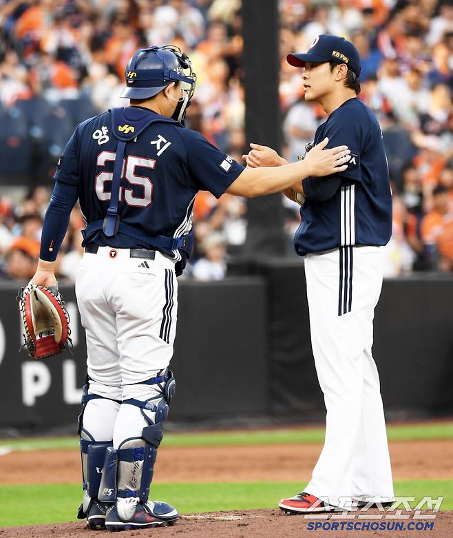 11일 대전 한화생명볼파크에서 열린 한화 이글스와 두산 베어스의 경기. 두산 포수 양의지와 최원준이 대화를 나누고 있다. 대전=박재만 기자 pjm@sportschosun.com/2025.06.11/