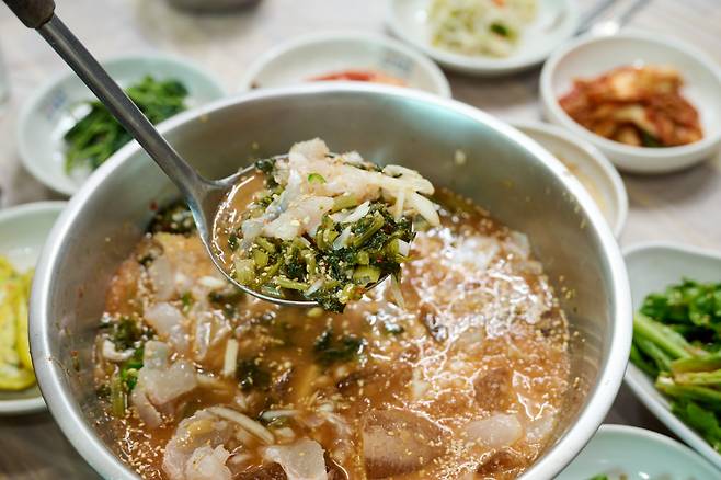 ◇소박한 현지이 산들뫼바다에서는 여름철 별미인 된장물회를 선보이고 있다. 제철을 맞은 생선 조림과 탕도 맛이 뛰어나다. 사진제공=지엔씨21