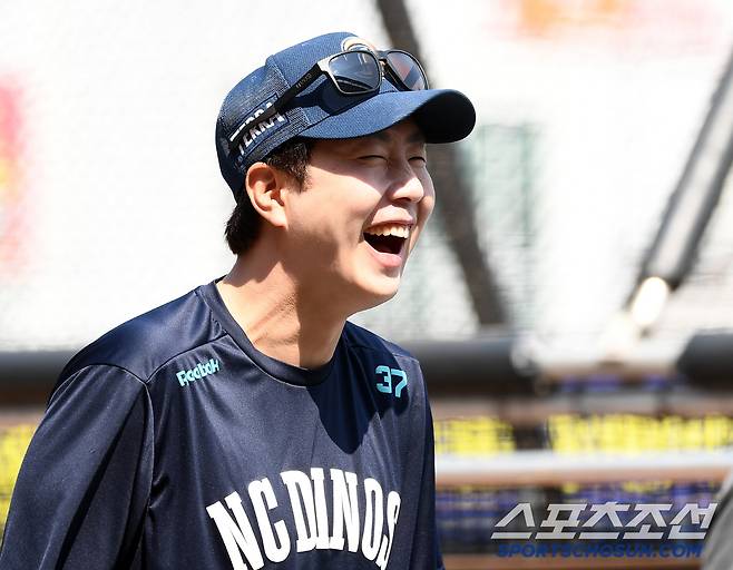 두 달 만에 NC 다이노스가 집으로 돌아왔다. 3월 29일 불의의 관람객 사고로 문을 닫은 지 두 달 만에 창원 NC 파크가 재개장했다. 30일 창원 NC 파크에서 열리는 한화와의 경기를 앞두고 NC 선수들이 홈구장에서 훈련을 소화했다. 박건우가 훈련 도중 웃음을 터트리고 있다. 창원=정재근 기자 cjg@sportschosun.com/2025.5.30/