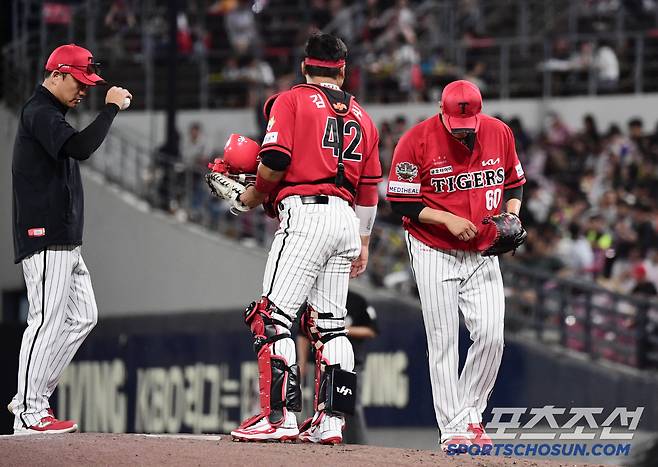 11일 광주 기아챔피언스필드에서 열린 KBO리그 KIA와 삼성의 경기. 6회초 2사 1, 2루. 주자 남기고 강판 당하는 KIA 선발 김도현. 광주=송정헌 기자songs@sportschosun.com/2025.06.11/