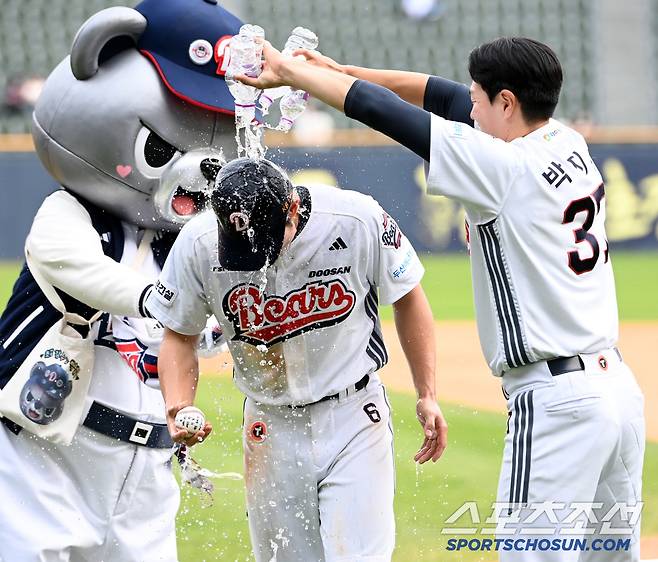 27일 잠실야구장에서 열린 롯데와 두산의 경기, 두산이 13대4로 승리했다. 데뷔 첫 만루홈런을 날린 오명진이 박지훈에게 물세례를 받고 있다. 잠실=허상욱 기자wook@sportschosun.com/2025.04.27/