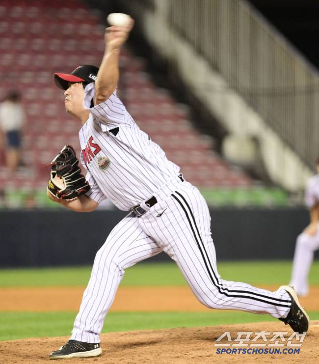 29일 잠실구장에서 열린 LG와 KT의 경기. 투구하고 있는 LG 함덕주. 잠실=송정헌 기자songs@sportschosun.com/2024.08.29/