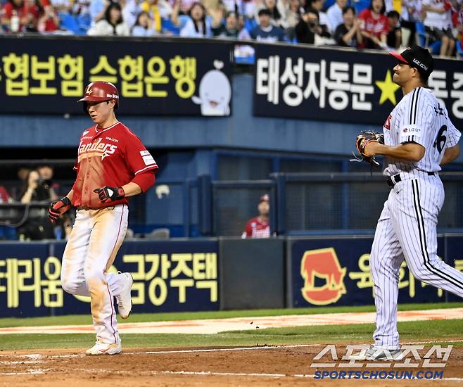 12일 잠실야구장에서 열린 SSG와 LG의 경기, 4회초 2사 2,3루 3루주자 박성한이 스트라이크 아웃 낫아웃을 당한 김찬형의 뒤로 공이 빠지자 홈인하고 있다. 잠실=허상욱 기자wook@sportschosun.com/2025.06.12/