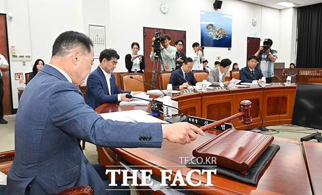 신성범 국회 정보위원장(왼쪽)이 12일 오전 서울 여의도 국회에서 열린 정보위원회 전체회의에서 이종석 국가정보원장 후보자 인사청문요청안을 상정하고 있다. /국회=배정한 기자