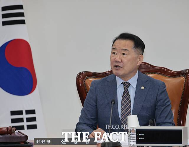 회의 주재하는 신성범 정보위원장.