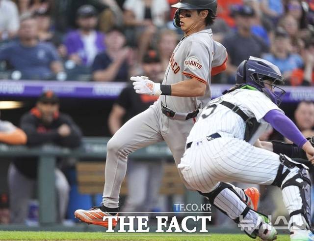 이정후가 12일(한국시간) 콜로라도전에서 3회초 우익선상 3루타로 나간 뒤 2번 윌리 아다메스의 우익수 희생 플라이 때 아슬아슬하게 홈인하고 있다. /덴버=AP.뉴시스