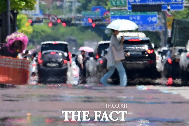 서울 낮 최고기온이 32도까지 치솟은 12일 오후 서울 강서구 마곡동 공항대로 아스팔트 위로 아지랑이가 피어오르고 있다. /남윤호 기자