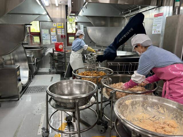 서울 영동중학교 급식실 전경. 현장 조리사들이 조리로봇과 함께 요리하고 있다. (사진=지디넷코리아 신영빈 기자)
