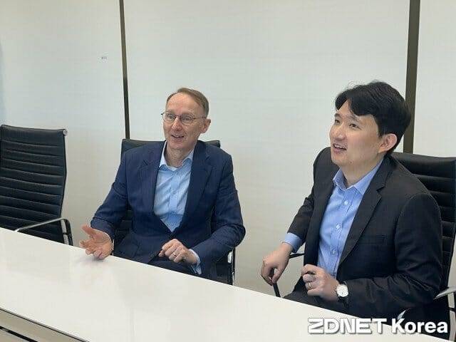 퍼 스테니우스 레달 대표(좌)와 레달코리아 이한결 매니저.
