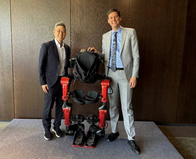 데이비드 이비 캐나다 BC주 수상(오른쪽)이 엑소모션-R과 사진을 찍고 있다. (사진=베노티앤알)