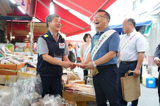 사가정시장에 방문한 류경기 중랑구청장. 중랑구 제공.