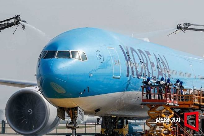 인천 중구 대한항공 항공기 정비고에서 대한항공 관계자들이 새로운 CI가 적용된 항공기 동체를 세척하고 있다. 2025.4.24. 강진형 기자
