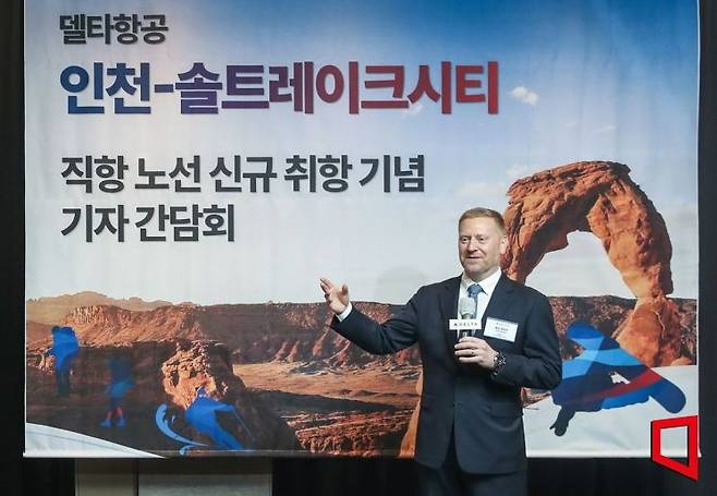 제프 무마우 델타항공 아시아태평양 부사장은 12일 서울 코트야드 메리어트 서울 남대문호텔에서 열린 '인천-솔트레이크시티 직항노선 취항 기념' 기자간담회에서 발표를 하고 있다. 델타항공