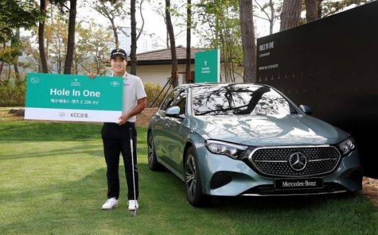 이규민이 하나은행 인비테이셔널 1라운드 8번 홀에서 홀인원을 작성한 뒤 포즈를 취하고 있다. 사진제공=하나은행 인비테이셔널 조직위