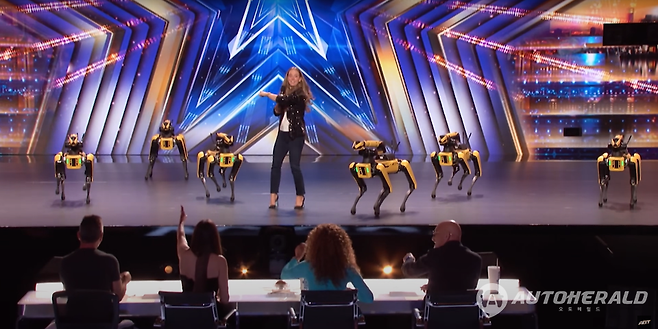 아메리카 갓 탤런트에서 공연하는 보스턴다이나믹스 스팟(아메리카 갓 탤런트 유튜브 캡처)