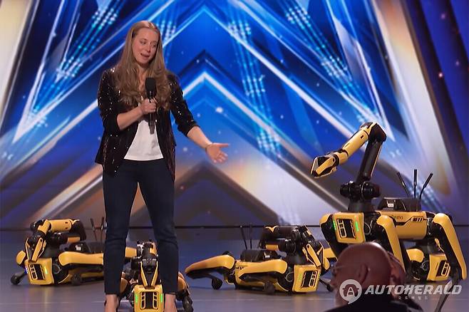 아메리카 갓 탤런트에서 공연하는 보스턴다이나믹스 스팟(아메리카 갓 탤런트 유튜브 캡처)