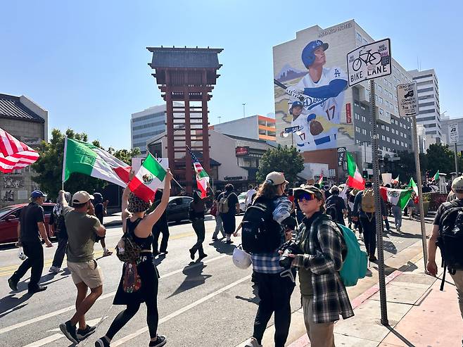 10일 LA 다운타운 '리틀도쿄' 인근에서 시위자들이 행진하는 모습./오로라 특파원